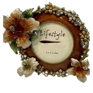 Round lifestyle enamel picture frame  round part inside is peeling.